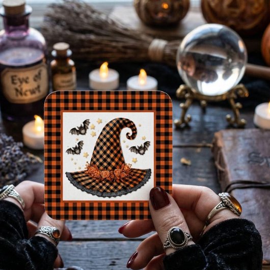 Orange-schwarzer Gingham-Hexenhut & Fledermäuse Quadratischer Aufkleber