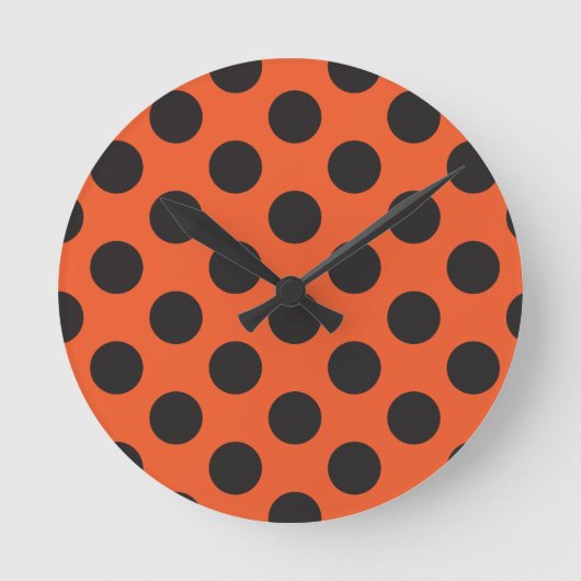 Orange + Schwarzer Polka Punktmuster Runde Wanduhr (Vorderseite)
