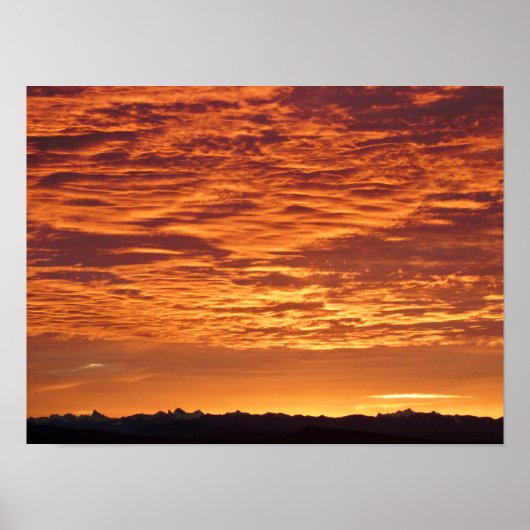Orange Sky über Gebirgskette Poster (Vorne)