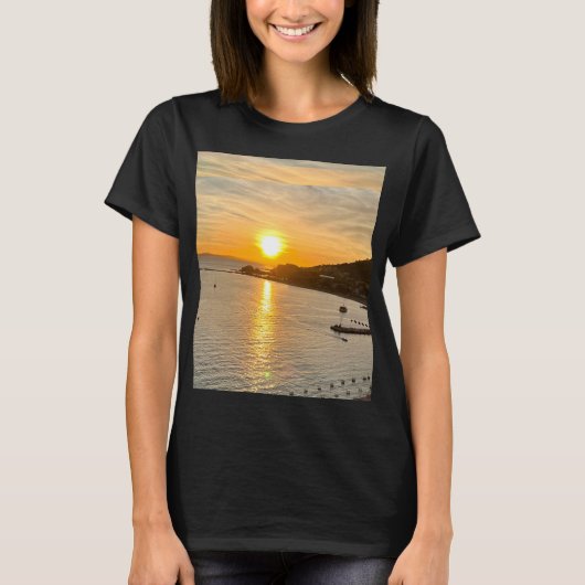 Orange Sonnenuntergang über Berg und Meer T-Shirt (Vorderseite)