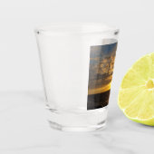 Orange Sonnenuntergang über dem Wasser Schnapsglas (Links)