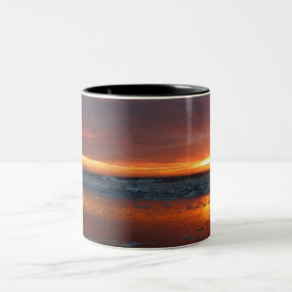 Orange Sonnenuntergangstrandinsel von Texel die Zweifarbige Tasse