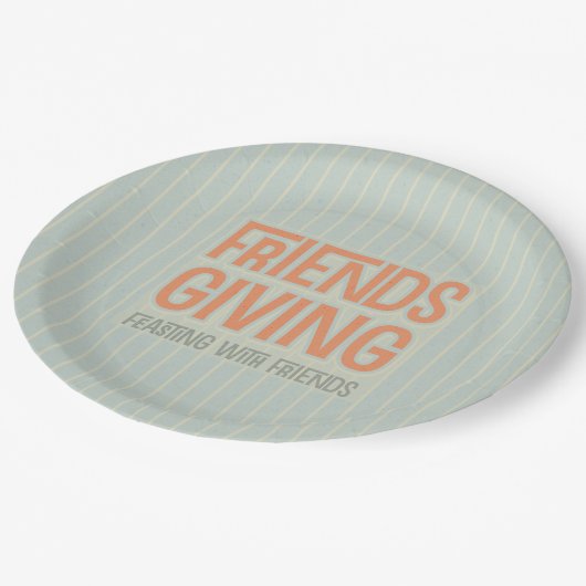 Orange Streifen Friendsgiving, das mit Freunden Pappteller (Schrägansicht)