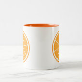 Orange Stylized Fruit Slice Zweifarbige Tasse (Mittel)