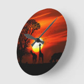 Orange Sunset in Africa w Giraffe Silhouette Runde Wanduhr (Winkel)