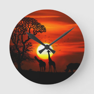 Orange Sunset in Africa w Giraffe Silhouette Runde Wanduhr
