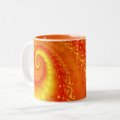 Orange Sunshine Abstraktes Fraktal Spiral Monogram Zweifarbige Tasse (Vorderseite Links)