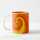 Orange Sunshine Abstraktes Fraktal Spiral Monogram Zweifarbige Tasse (Links)