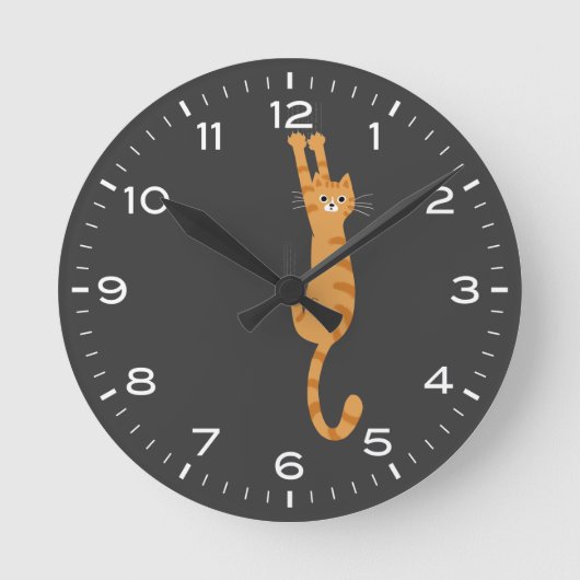 Orange Tabby Cat Hanging On Funny Runde Wanduhr (Vorderseite)