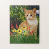 Orange Tabby Cat im Blumengarten Tierfreunde Puzzle (Vertikal)