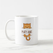 Orange Tabby Cat Peeking hinter Individuelle Name Kaffeetasse (Links)
