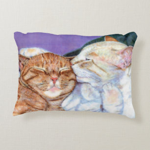Orange Tabby-Katze und weißer Zierkissen