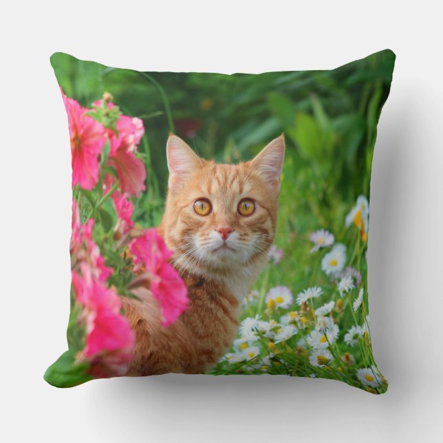 Orange Tabby Katze unter Blume Kissen Kissen (Vorderseite)
