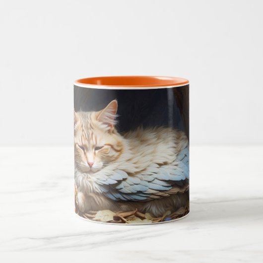 Orange Tabby Kitten in Bed of Blue Feathers Zweifarbige Tasse (Mittel)