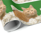 Orange Tabbykatze in den Weihnachtsdekorationen Geschenkpapier (Rolleneckpunkt)