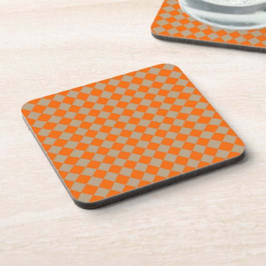 Orange Taupe Checker Diamond Pattern Getränkeuntersetzer (Linke Seite)