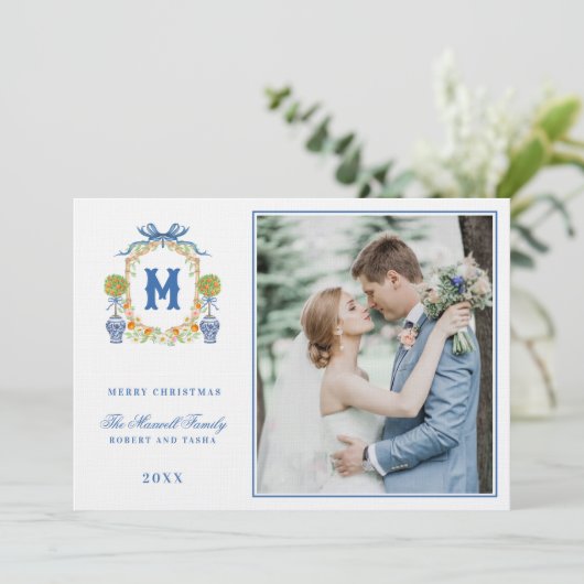 Orange Topiary in Chinoiserie Pot Wappen Monogram Einladung (Stehend Vorderseite)