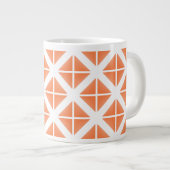 Orange Trendy Triangle Pattern Jumbo-Tasse (Vorderseite Rechts)