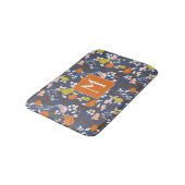 Orange und Blue Chinoiserie Birds Monogram Badematte (Schrägansicht)
