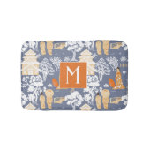 Orange und Blue Chinoiserie Pagodas Monogram Badematte (Vorderseite)