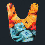 Orange und Blue Dreidels Babylätzchen<br><div class="desc">Foto von farbenfrohen orangen und blauen dreiköpfigen. Bild von Adiel lo,  wikicommons.</div>
