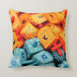 Orange und Blue Dreidels Kissen<br><div class="desc">Foto von farbenfrohen orangen und blauen dreiköpfigen. Bild von Adiel lo,  wikicommons.</div>