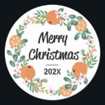 Orange und Candy Cane Merry Christmas Wreath Runder Aufkleber<br><div class="desc">Orangen und Bonbons sind süße Ergänzung zu diesem modernen botanischen Kranz. Sowohl orangefarbene Scheiben als auch ganze Orangen sind in dieses trendige Design eingearbeitet. Kleine, rot-weiße gestreifte Süßigkeiten sind in das Blätterdach eingeklemmt. Kleine, weiße Blume mit roten Mittelpunkten stehen ebenfalls im Blätterdach. Frohe Weihnachten ist in einem kühlen, modernen Drehbuch-Schriftart...</div>