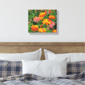 Orange- und Gelbblüten Gestrickte Canvas Printwerb Leinwanddruck (Insitu (Schlafzimmer))