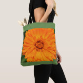 Orange und grüne Tasche der wild lebenden Blume (Von Nahem)