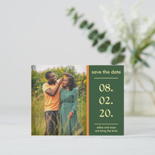 Orange und grünes afrikanisches Paar Save the Date Ankündigungspostkarte (Stehend Vorderseite)