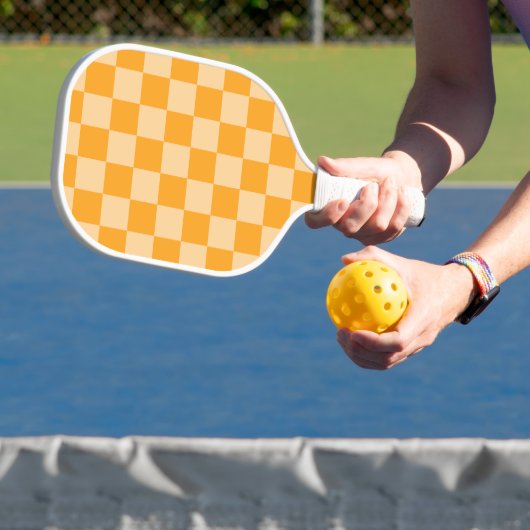 Orange und Hellorange Schachbrettmuster Pickleball Schläger (InSitu)