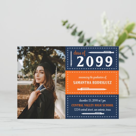 Orange- und Navy-Dotter-Abschluss Einladung (Stehend Vorderseite)