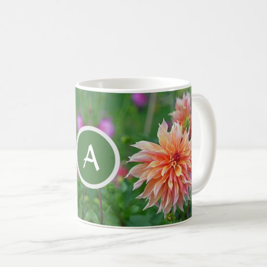 Orange und Pink Dahlia Blume Monogram Coffee Tasse (VorderseiteRechts)