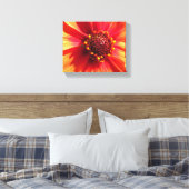 Orange und Red Dahlia Leinwanddruck (Insitu (Schlafzimmer))