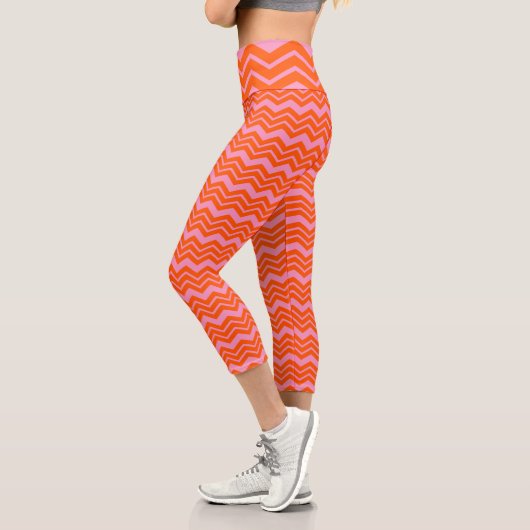 Orange- und rosa Chevron-Musterdesign Capri Leggings (Links)
