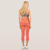 Orange- und rosa Chevron-Musterdesign Capri Leggings (Rückseite)