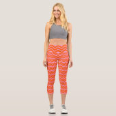 Orange- und rosa Chevron-Musterdesign Capri Leggings (Vorderseite)