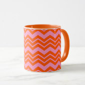Orange- und rosa Chevron-Musterdesign Tasse (VorderseiteRechts)