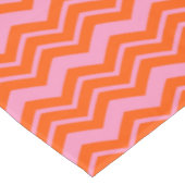 Orange- und rosa Chevron-Musterdesign Tischdecke (Schrägansicht)
