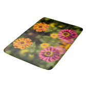 Orange und rosa Zinnien in Blüte Badematte (Schrägansicht)