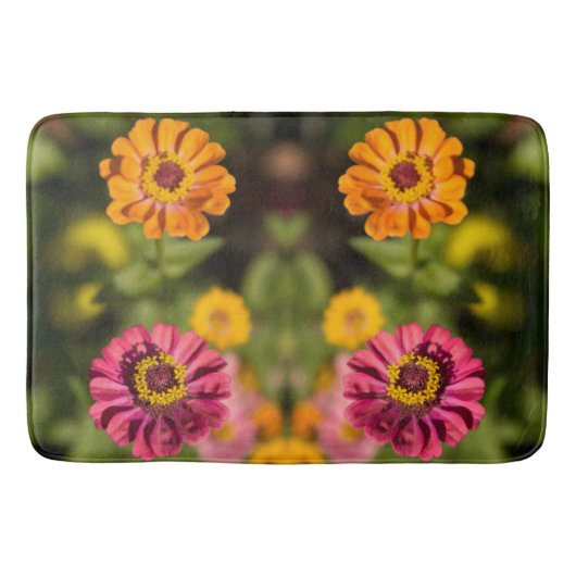 Orange und rosa Zinnien in Blüte Badematte (Vorderseite)