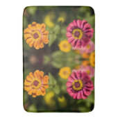Orange und rosa Zinnien in Blüte Badematte (Vorderseite Vertikal)