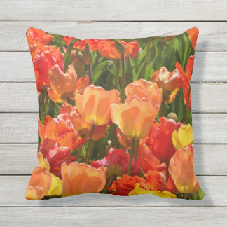 orange und rote Tulpen throwpillow im Freien Kissen Für Draußen