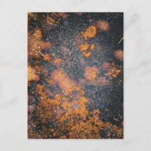 Orange und schwarze verwitterte Textur Nahaufnahme Postkarte