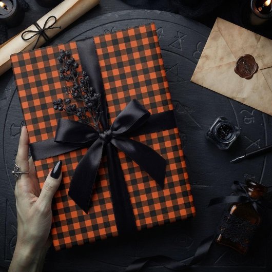 Orange und schwarzes Gingham-Karo-Kontrollmuster Geschenkpapier