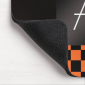 Orange und schwarzes Schachbrett des Monogramms Mousepad (Ecke)