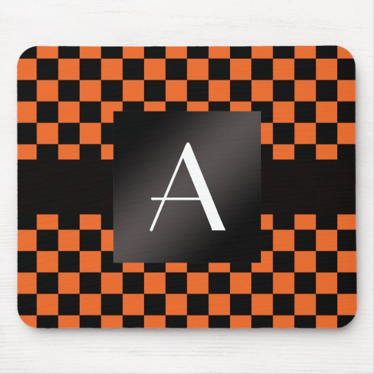 Orange und schwarzes Schachbrett des Monogramms Mousepad (Vorne)