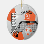 ⚽ Orange und Weiß personalisieren Fußball Keramik Ornament (Links)