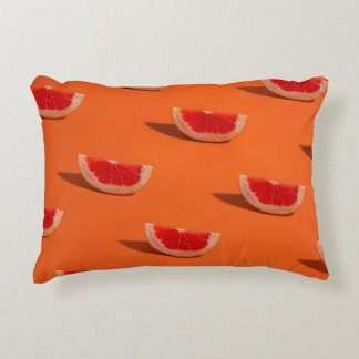 ORANGE- UND WEISSE FLORALTEXTILE DEKOKISSEN