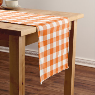 Orange und weißer Gingham überprüfter Kurzer Tischläufer